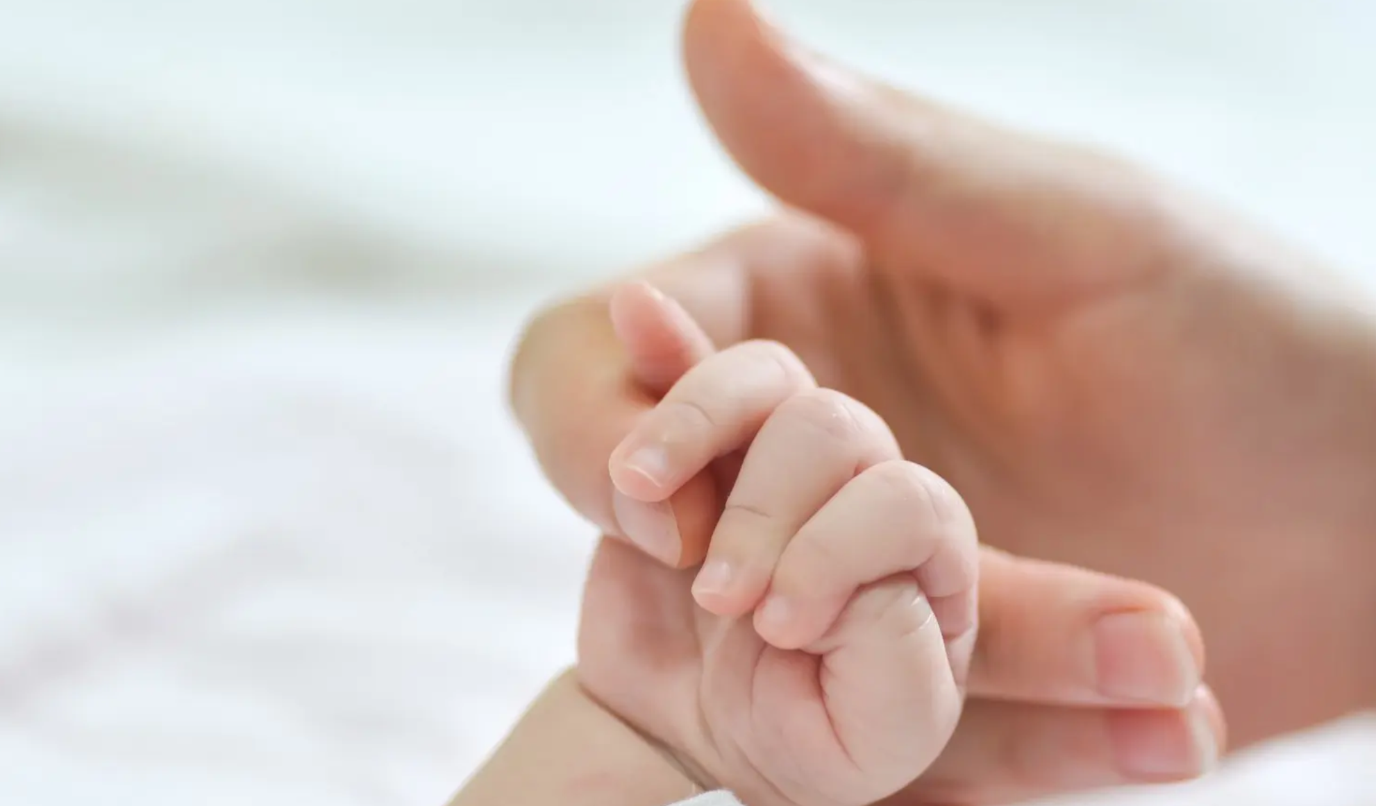 Bebé sobrevive tras ser enterrada viva por su madre 